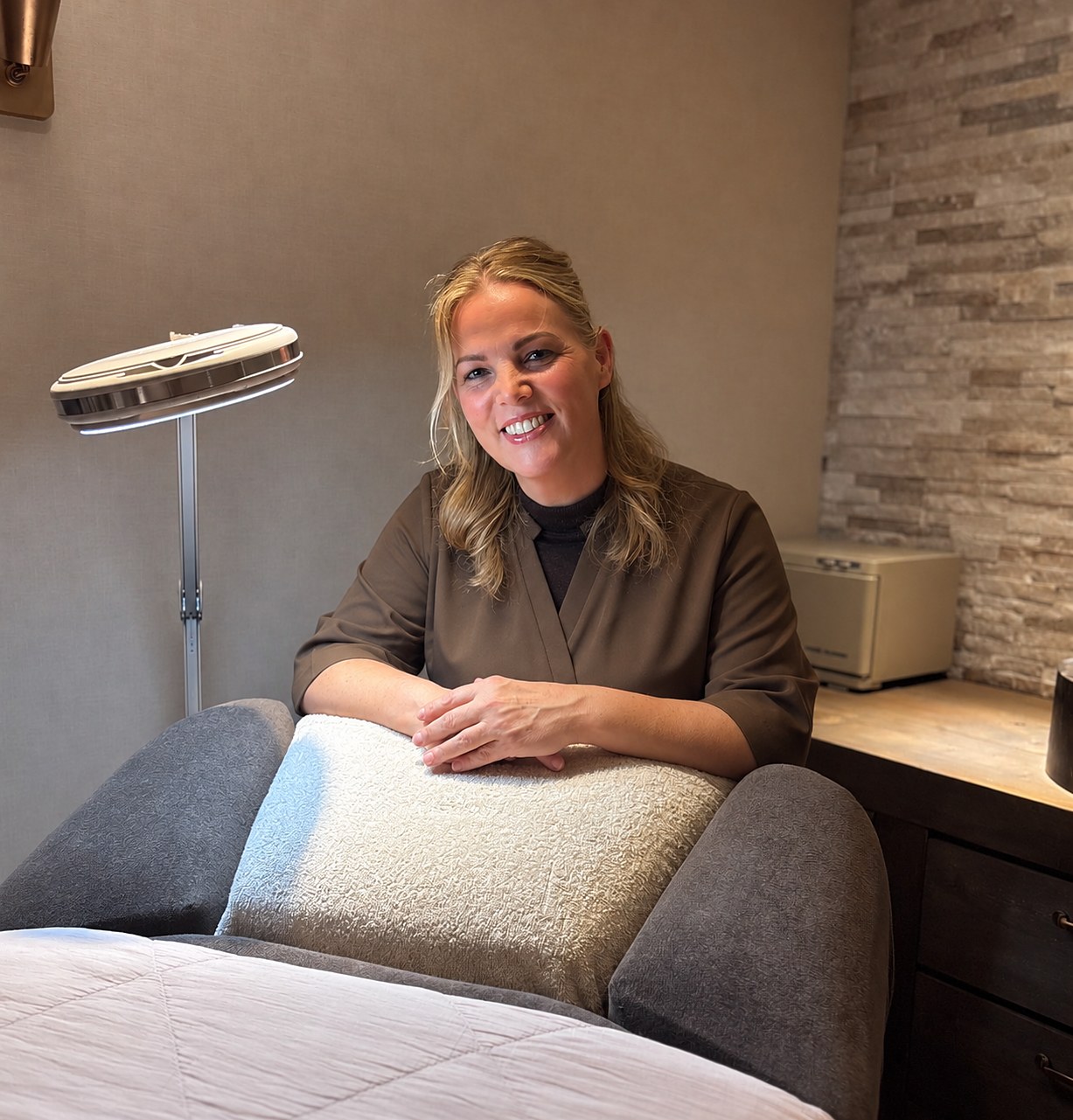 Janke Ritsema in haar behandelkamer