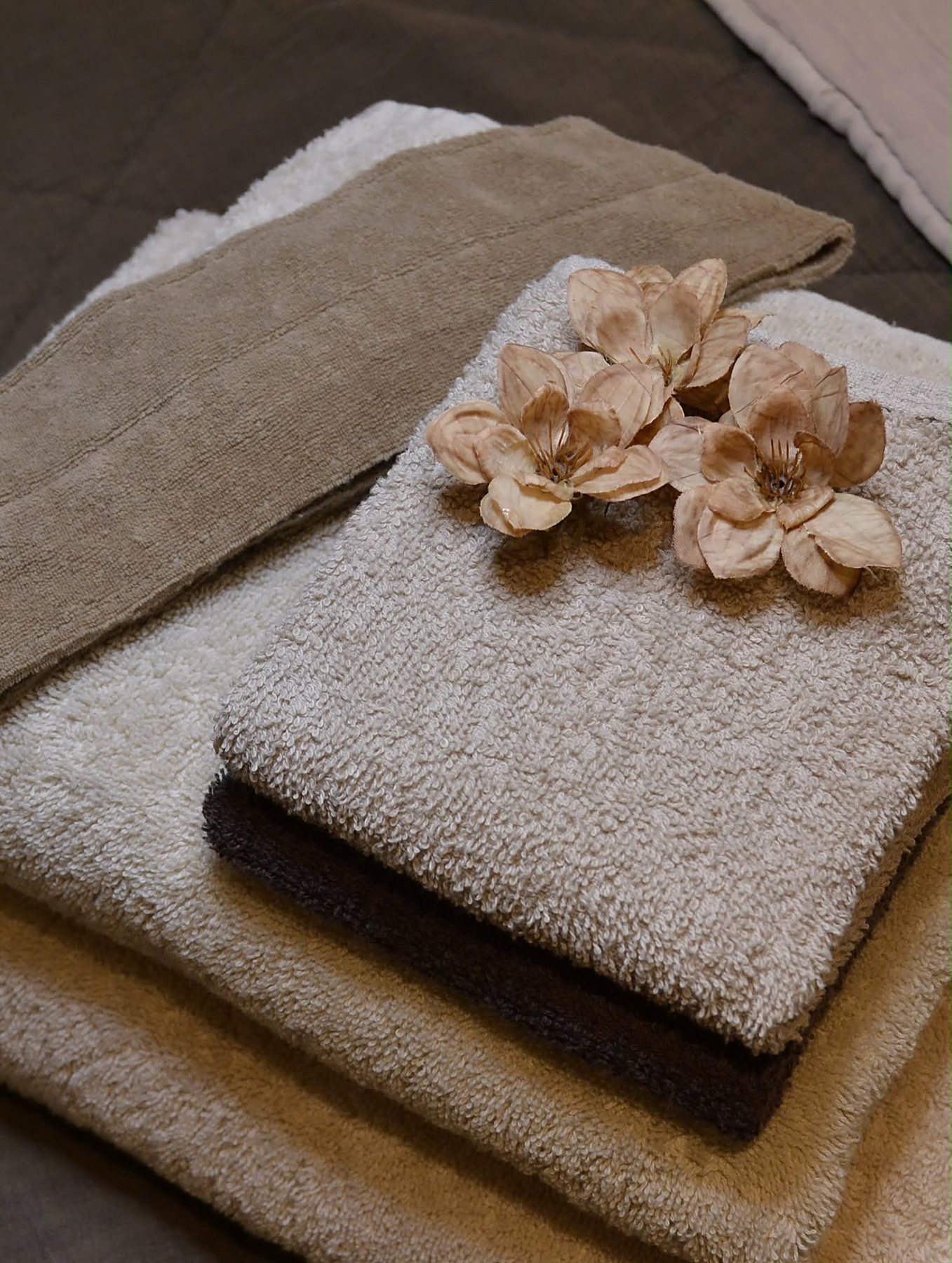 Zachte handdoeken met bloemen in de behandelkamer
