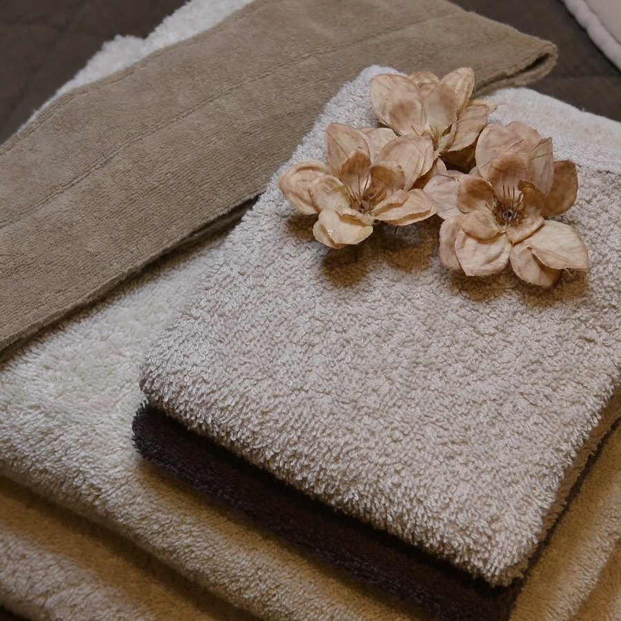 Opgevouwen handdoeken met bloemen